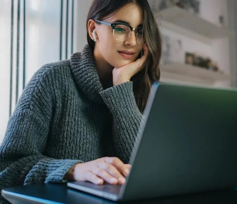 Estudiante usando laptop