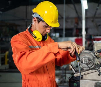 Estudiante en taller de mecánica